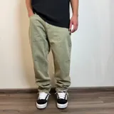 Pantalón jean color verde oliva, corte mom oversize.