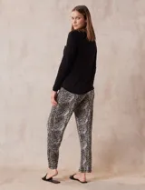 Conjunto de pijama marca René Rofé, compuesto por pantalón largo y remera de mangas largas. La remera es de escote redondo y tiene un bolsillo en el pecho. El pantalón tiene cintura elastizada y lazo de ajuste.