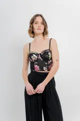 Top tipo corset con estampa floral, confeccionado en tul elástico con estructura interna y copas armadas. Breteles regulables y cierre con triple hilera de broches en espalda.