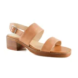 Sandalias de cuero negras con taco bajo cuadrado, dos tiras anchas sobre el empeine y pulsera con hebilla al tobillo.