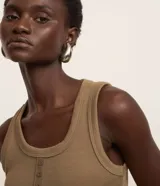 Blusa sin mangas color marrón claro, confeccionada en tejido rib con botones delanteros.