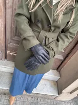 Guantes de cuero negro con costuras decorativas.