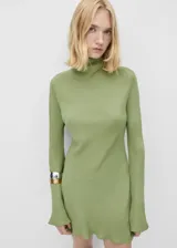 Vestido verde de corte ajustado, con cuello alto y mangas acampanadas.