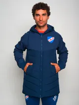 Parka azul con capucha, cierre frontal con cremallera y logo del Club Nacional de Football en el pecho.