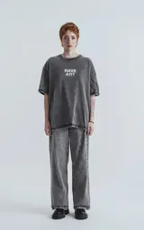 Remera negra con efecto nevado, de manga corta y cuello redondo. Estampado frontal con la leyenda 'Rave Art' en color blanco.