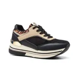 Championes urbanos Korium Mila D24, con plataforma, cordones negros, capellada negra con detalles en beige y animal print.