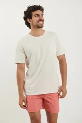 T-shirt de algodón color beige con cuello redondo y bolsillo en el pecho.