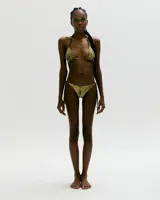 Conjunto de bikini dorado con textura de piel de serpiente. Incluye corpiño triangular con tirantes finos y bombacha con tiras laterales ajustables.