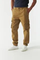 Pantalón cargo color ocre, de corte recto, con bolsillos laterales y traseros con solapa.