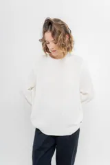Sweater azul de punto medio, amplio, suave, con escote a la base y puños en mangas y en acabado inferior.