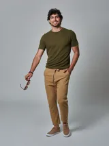 Pantalón color beige con cintura elastizada y cordón ajustable. Corte recto y bolsillos laterales.