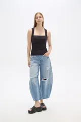 Musculosa negra ajustada al cuerpo, sin mangas y con cuello recto.