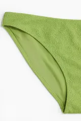 Bombacha de bikini verde con textura arrugada, de corte vedetina con cintura media y cobertura media en la parte trasera.