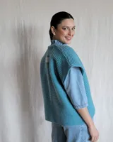 Chaleco tejido de punto con diseño acanalado horizontal, color lila.