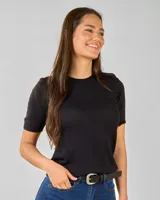 Remera de punto color negro, con cuello redondo y mangas cortas.