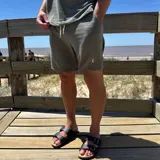 Short de tejido color blanco con logo bordado en negro en la pierna izquierda.