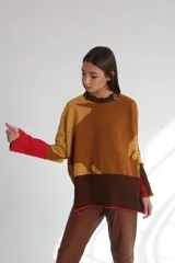 Sweater mostaza con diseño abstracto en tonos marrones, cuello redondo y corte holgado.