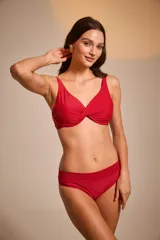 Top de bikini negro con breteles finos y detalle de nudo en el centro del busto.