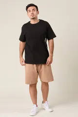 Bermuda azul marino de corte suelto en friza melange, con cintura elástica, cordón de ajuste y bolsillos laterales.