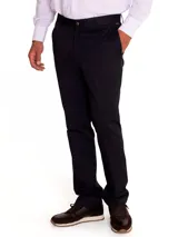 Pantalón de gabardina azul marino, de corte clásico y tiro medio. Confeccionado en algodón con tratamiento antiarrugas.