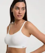 Soutien modelo top, color blanco, hecho en microfibra sin relleno, con aro, sin costura y con textura acanalada/trenzas.