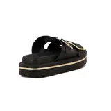 Sandalias Beira Rio color crema con doble tira ancha con hebillas doradas y plataforma con detalle dorado.