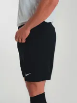 Short de fútbol Nike de la selección uruguaya, modelo alternativo. Color negro con escudo de la AUF bordado y logo de Nike estampado en blanco.