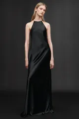 Vestido midi negro de satén con cuello redondo y tirantes finos.