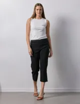 Pantalón capri negro de gabardina elastizada con pretina ancha elastizada y ruedo con aplique de crochet.