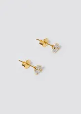 Par de aros pequeños con forma de flor, con baño de oro de 18k y circonia blanca.