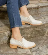 Zapato de cuero color marrón claro con taco de madera de 4cm y elástico en el empeine.