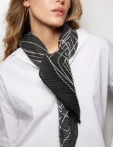 Pashmina cuadrada de poliéster, color gris con estampado geométrico en blanco y rosado.