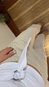 Pantalón largo color beige de lino con pretina elastizada y tajo lateral.