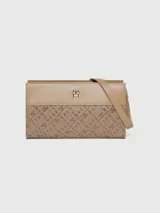 Cartera cruzada Tommy Hilfiger color beige con monograma TH en jacquard. Tiene correa ajustable y logo metálico TH en el frente.