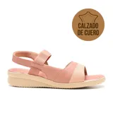 Sandalias bajas de cuero negro, con tira ancha sobre el empeine y tira elástica trasera. Suela color suela.