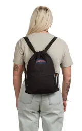 Mochila tipo bolso JanSport Draw Sack color bordó, con logo estampado en el frente y bolsillo frontal con cierre. Se cierra ajustando las cuerdas superiores. Ideal para uso casual.