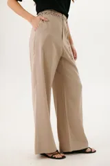 Pantalón de vestir de corte palazzo color beige.