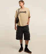 Remera overboxy de algodón color beige con estampa de calavera con rosas y lettering "greatful dead".
