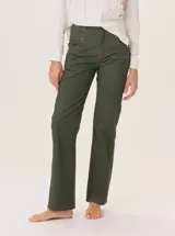 Jean recto de gabardina color marrón/camel, con pespuntes contrastantes en color negro. Presenta un detalle de atraque rojo en el bolsillo trasero.