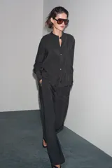 Pantalón de tiro medio con cintura elástica ajustable con cordones y pierna ancha.