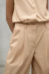 Pantalón celeste de corte ancho, cintura alta y pinzas delanteras.