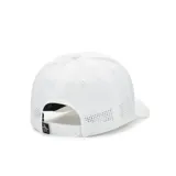 Gorra deportiva blanca con logo de Original Penguin bordado en azul marino. Cuenta con visera curva, perforaciones laterales para ventilación y broche trasero ajustable.