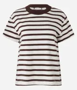 Remera de algodón a rayas horizontales color crema y marrón, con cuello redondo marrón.