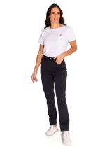 Pantalón negro de corte recto con bolsillos frontales y traseros.