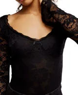 Body negro de manga larga confeccionado en encaje con diseño floral. Presenta detalles de encaje en el busto y los laterales, escote redondo amplio y terminación con ribete picot.