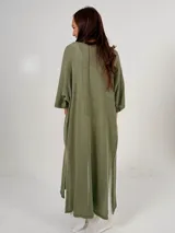 Kimono largo color beige, confeccionado en hilo italiano. Incluye lazo para usar como choker o cinturón.