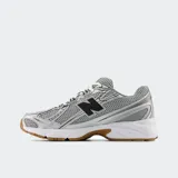 Championes New Balance 740 plateados con detalles en negro y blanco.