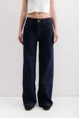 Pantalón de jean azul oscuro, de corte wide leg, con cintura alta y detalles de costuras en marrón.