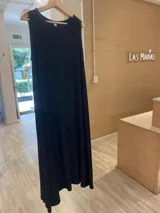 Vestido largo sin mangas, color marrón oscuro o ciruela, de tejido acanalado (morley) con caída amplia.