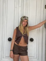 Pañuelo para el cabello con estampado animal print de leopardo en tonos marrones y beige.